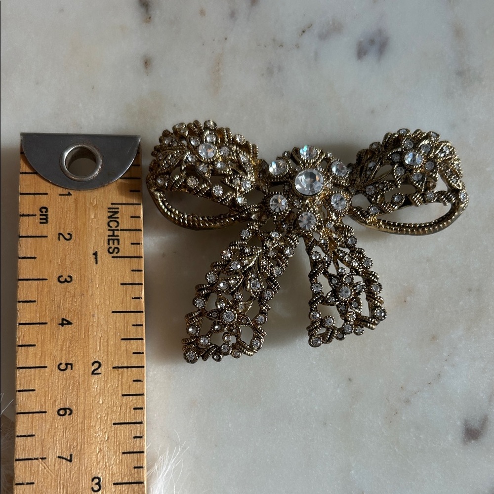 Vintage Elegant Gold Bow Brooch with Crystals collector item - Picture 5 of 8